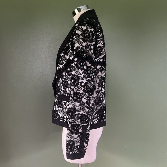 ⭐️CHANEL Runway Cruise 2014 Black & White Lace Blazer Size 38 MSRP $6200⭐️ - Picture 4 of 15